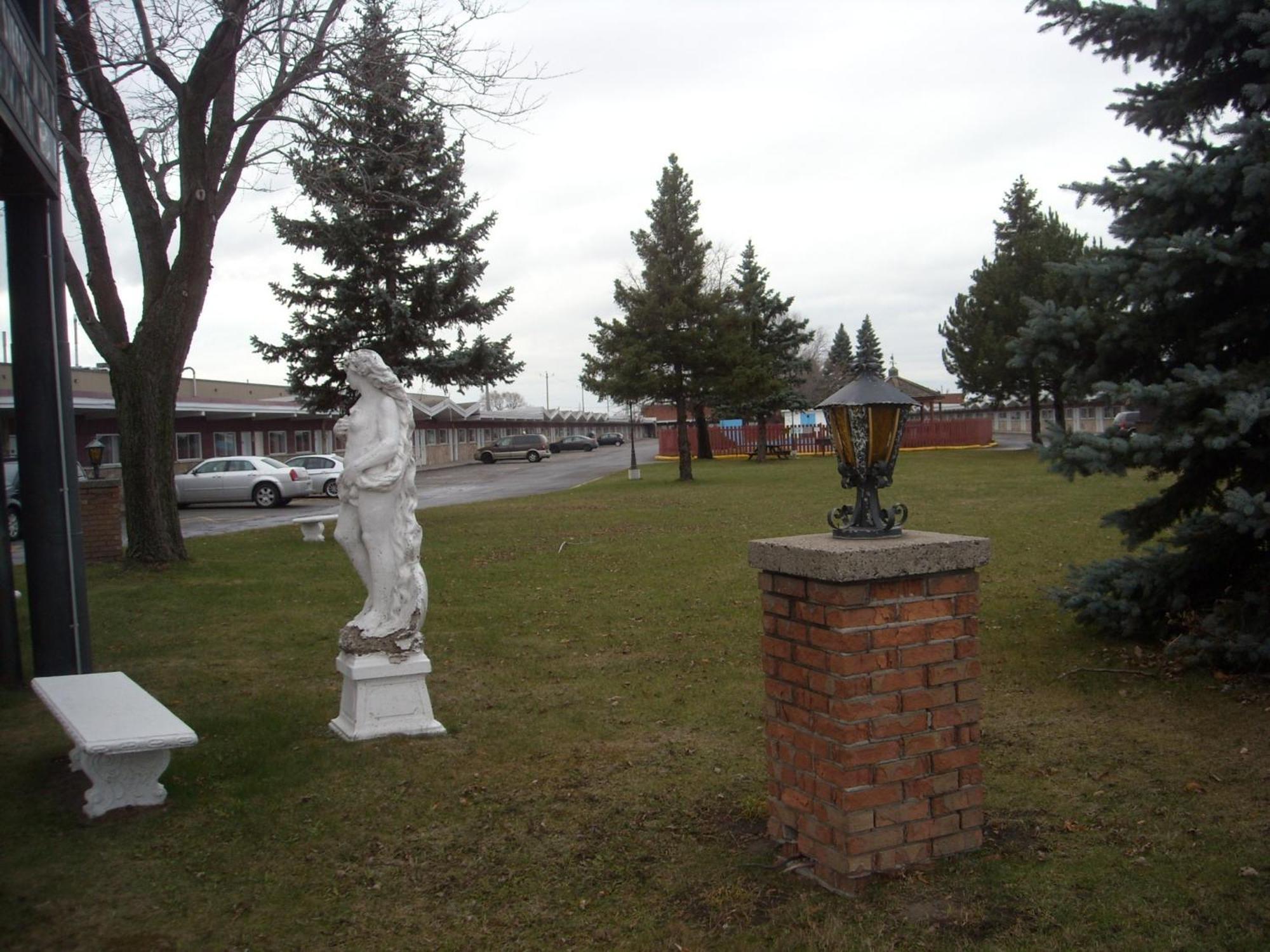 Grand Motel Saint-Hubert Longueuil Zewnętrze zdjęcie