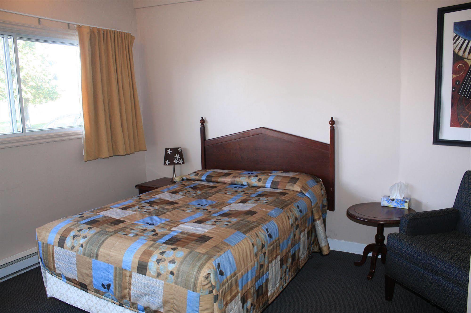 Grand Motel Saint-Hubert Longueuil Zewnętrze zdjęcie