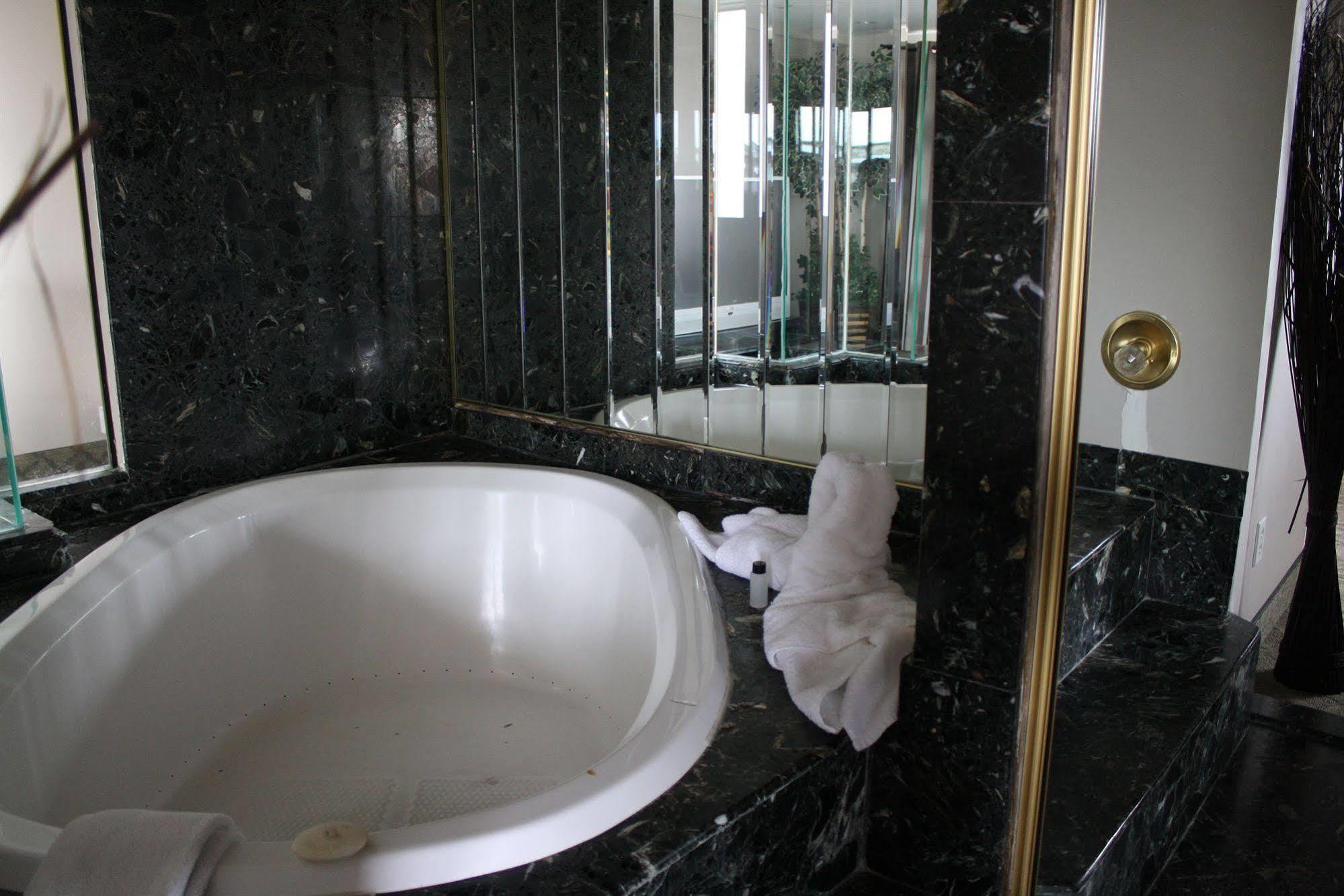 Grand Motel Saint-Hubert Longueuil Zewnętrze zdjęcie